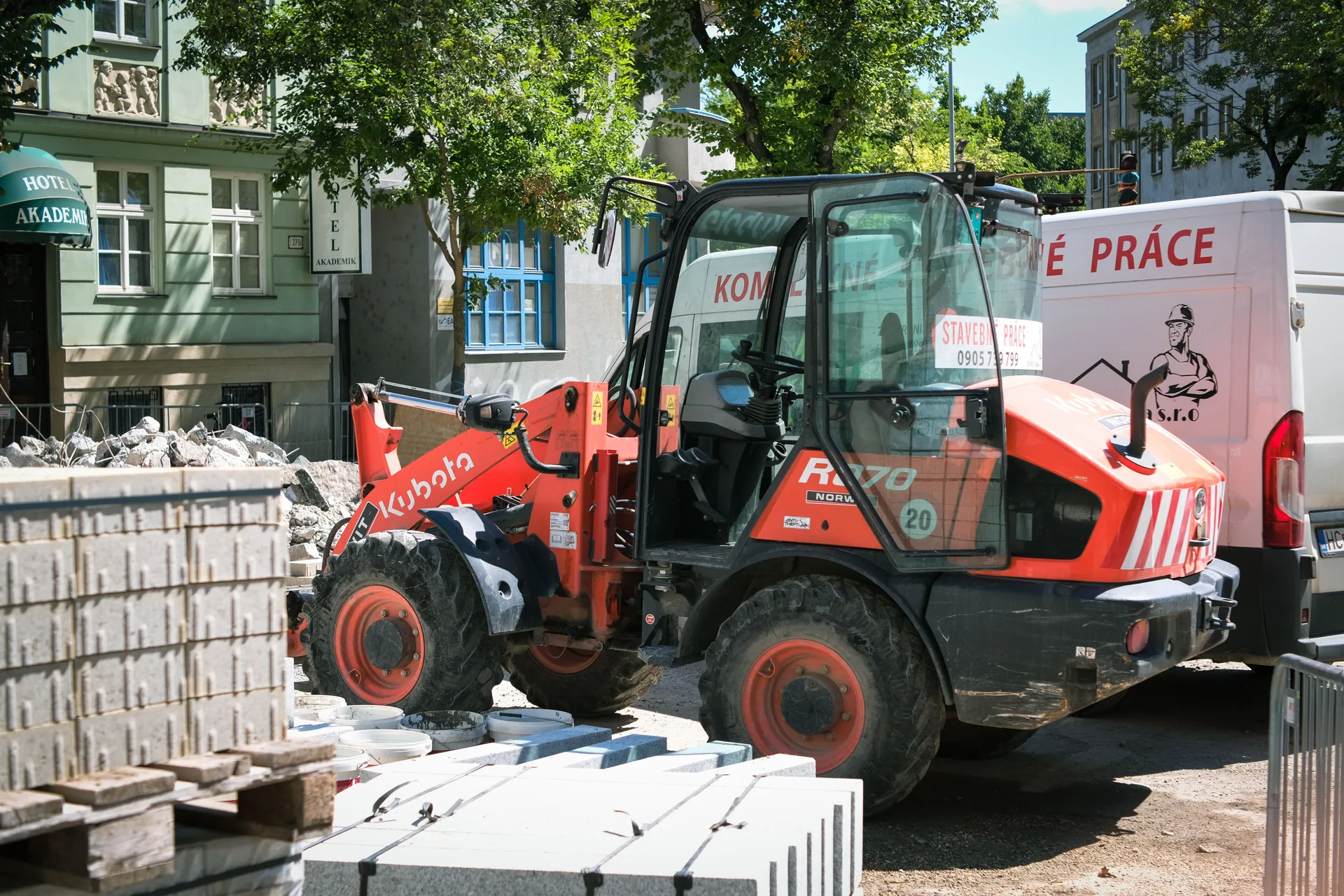 Погрузчик Kubota на стройплощадке
